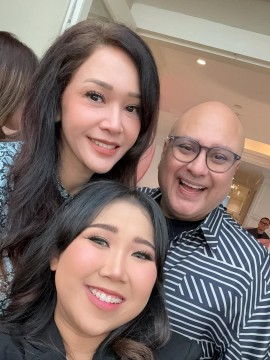 Kiky Saputri bersama Maia Estianty dan Irwan Mussry di pesta ultah Syahrini. (Instagram)